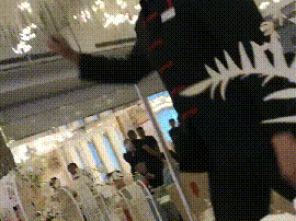 邓超鹿晗现身武汉婚礼两人假扮服务员和摄影师潜入婚宴