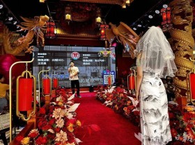 233对新人在武昌区婚姻登记处领证：“祝愿新人们婚姻生活如孩童般纯真快乐”