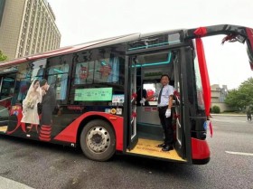 武汉情侣用公交车当婚车 车身上下贴满巨大婚纱照